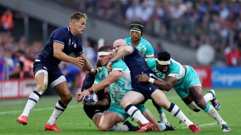 David Cherry en jugada con sus compañeros de Escocia en el Mundial de Rugby.