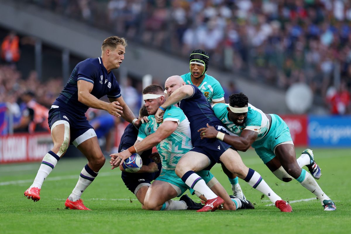 Scotland Rugby Team player falls down the stairs of the concentration hotel and must leave the World Cup due to a brain concussion