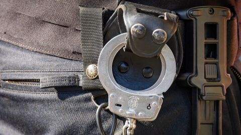 Hombre acusado de violación finge su propia muerte antes de la cita en la corte
