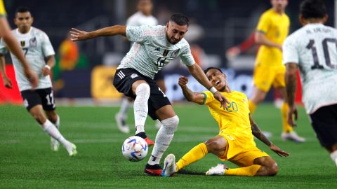 Héctor Herrera disputa un balón en el partido amistoso contra Australia.