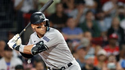 El capitán de los Yankees de Nueva York, Aaron Judge les respondió a unos aficionados de los Medias Rojas de Boston con un increíble vuelacerca por encima del monstruo verde