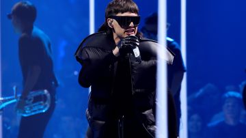 Peso Pluma se presenta en el escenario durante los MTV Video Music Awards. Foto: Theo Wargo/Getty Images for MTV.