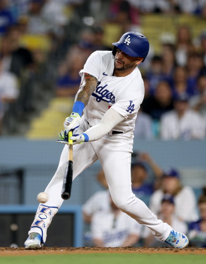 David Peralta bateando durante juego de Dodgers y San Diego Padres. Foto: Harry How/Getty Images).