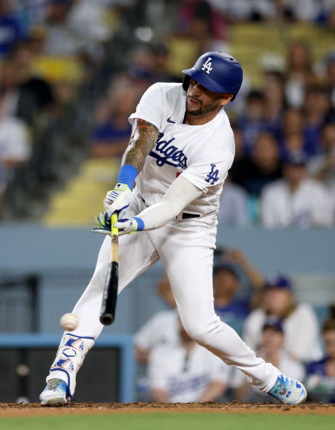 David Peralta bateando durante juego de Dodgers y San Diego Padres. Foto: Harry How/Getty Images).