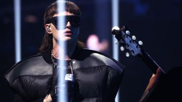 Peso Pluma se presenta en el escenario durante los MTV Video Music Awards.