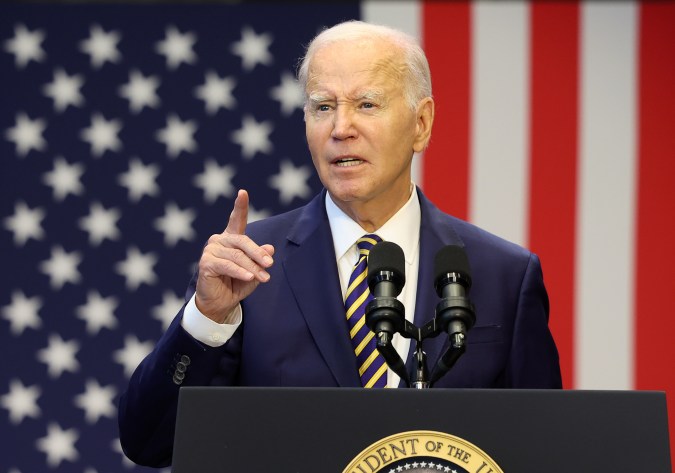 Biden contrastó su plan para la economía con los recortes de gastos que quieren imponer los republicanos del Congreso.