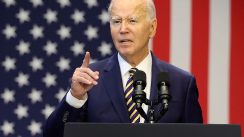 Biden contrastó su plan para la economía con los recortes de gastos que quieren imponer los republicanos del Congreso.