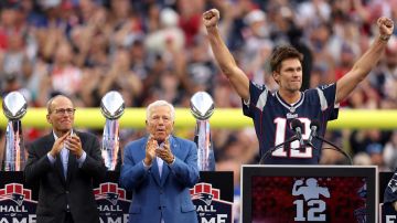 Los New England Patriots homenajearon en septiembre a la leyenda Tom Brady (d).