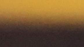 Mujeres inmigrantes descansan entre vallas de la frontera entre México y Estados Unidos en San Diego, California.