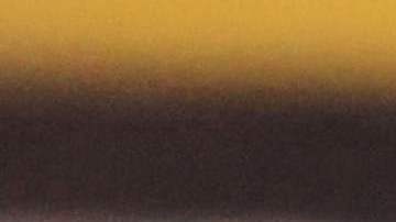 Mujeres inmigrantes descansan entre vallas de la frontera entre México y Estados Unidos en San Diego, California.