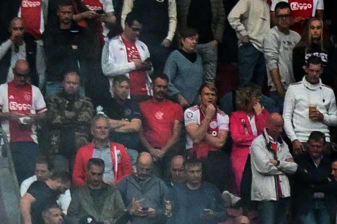 Humo que se eleva de los fuegos artificiales lanzados al campo por los seguidores del Ajax. Foto. OLAF KRAAK/ANP/AFP vía Getty Images.