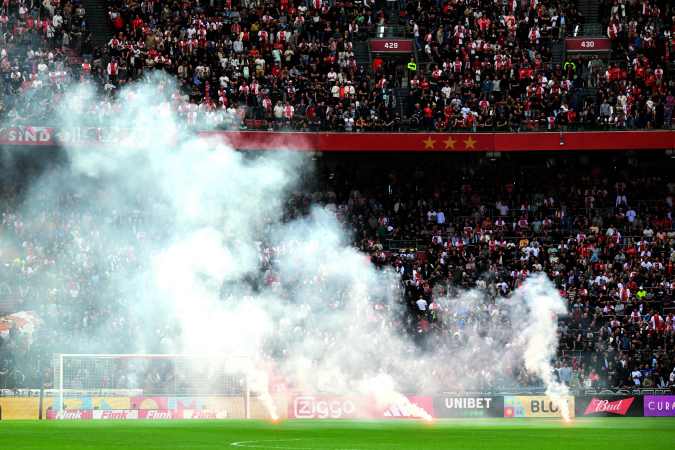 Humo que se eleva de los fuegos artificiales lanzados al campo por los seguidores del Ajax. Foto. OLAF KRAAK/ANP/AFP vía Getty Images.