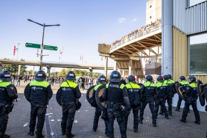 Agentes de policía hacen guardia frente al Johan Cruijff Arena después. Foto: OLAF KRAAK/ANP/AFP vía Getty Images.