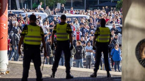 Policía afuera del Johan Cruyff Arena.