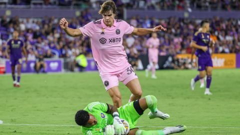 Gallese, portero del Orlando City, detiene un balón.