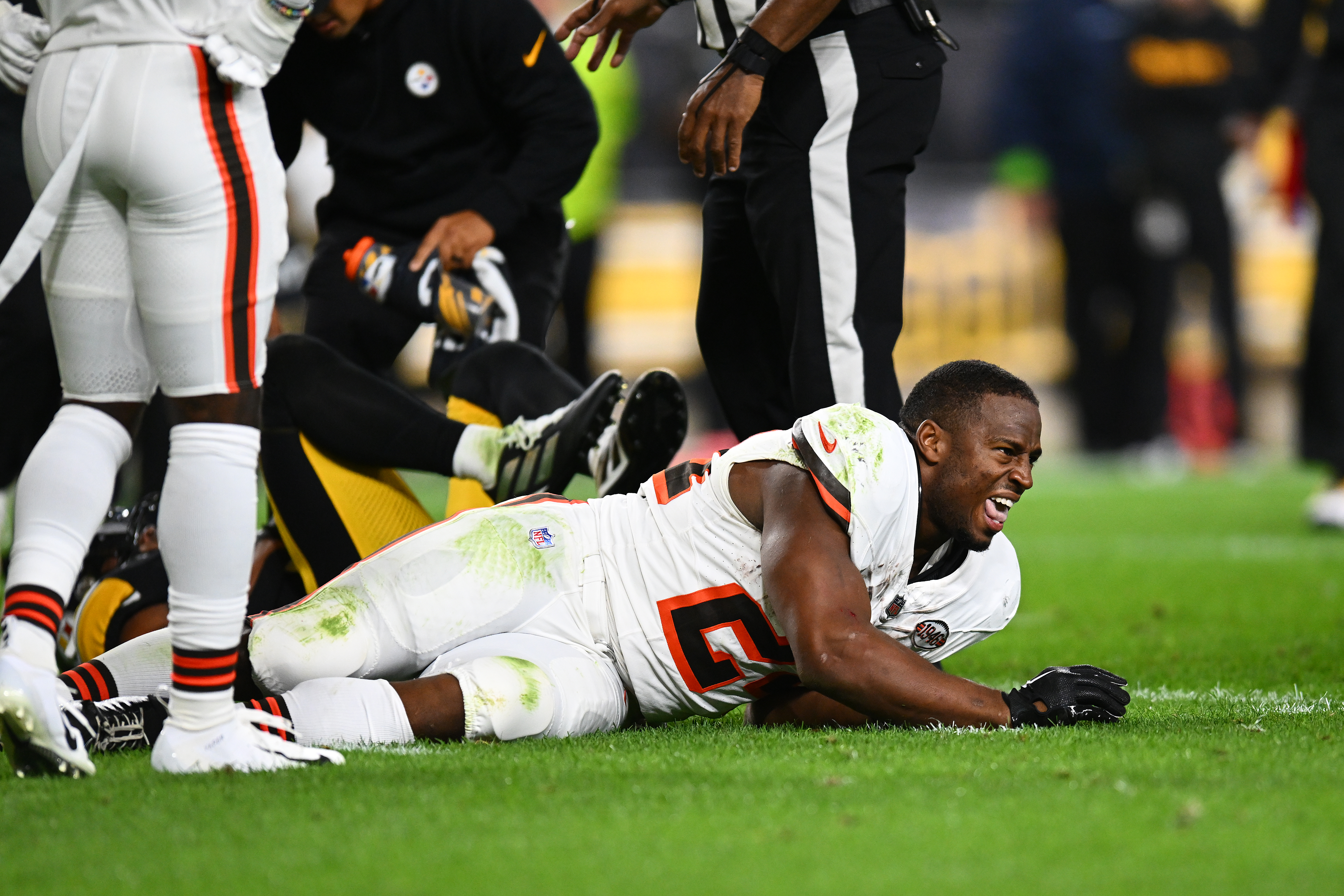 Nick Chubb of the Cleveland Browns reacts after suffering a knee injury against the Pittsburgh Steelers.  Photo: Joe Sargent/Getty Images. 