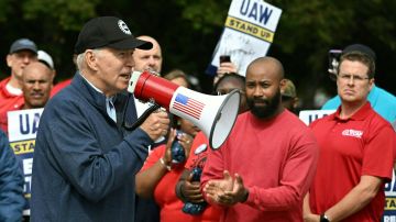Biden participó en un piquete de trabajadores de la industria automotriz en huelga, en Michigan.