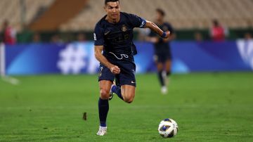 El mural de Cristiano Ronaldo tiene el logo del Real Madrid en el fondo.