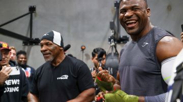 Francis Ngannou en entrenamiento con Mike Tyson.