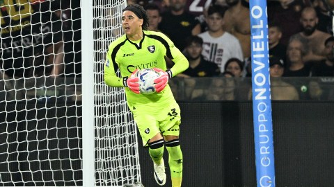 Guillermo Ochoa con los colores del Salernitana.