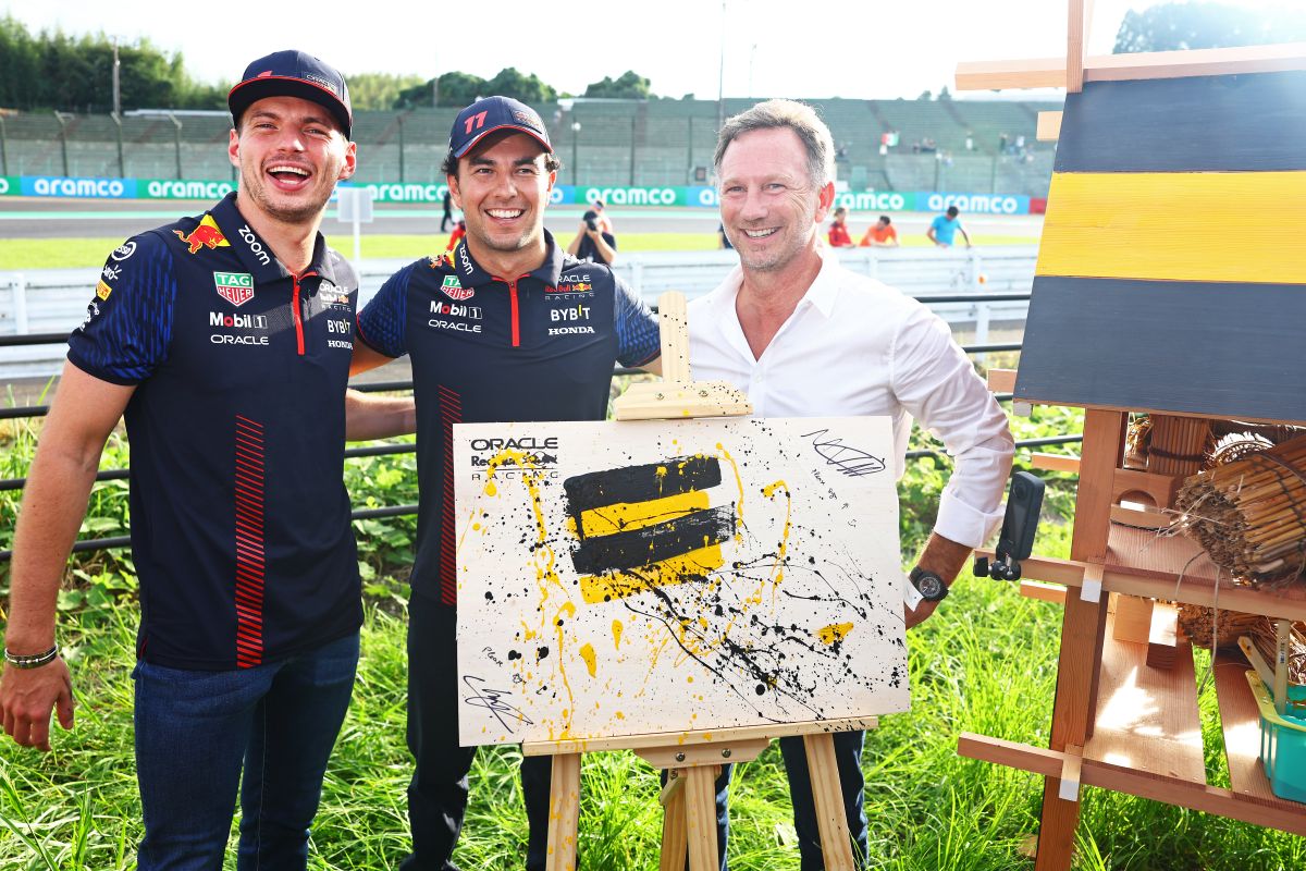 Max Verstappen (i), Sergio Pérez (c) y Christian Horner (d) estuvieron presentes. Foto: Getty Images.