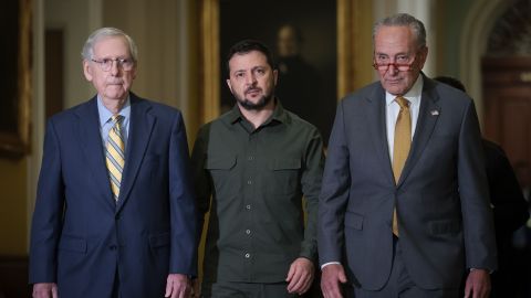 Los líderes del Senado Mitch McConnell y Chuck Schumer recibieron a Zelensky en el Capitolio.