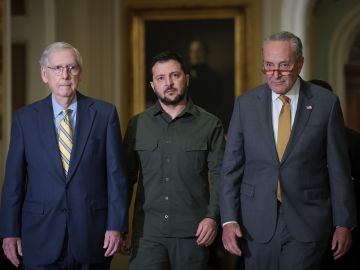 Los líderes del Senado Mitch McConnell y Chuck Schumer recibieron a Zelensky en el Capitolio.