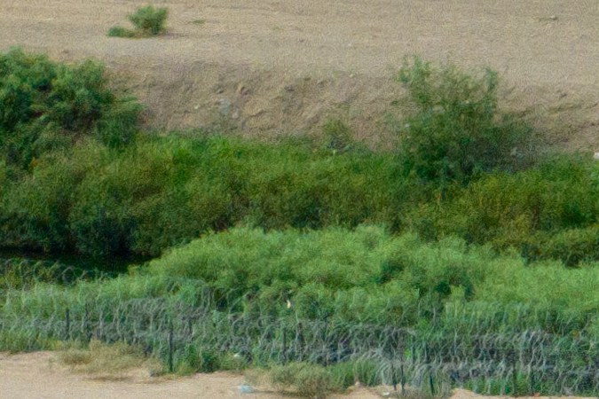 Inmigrantes esperan en Ciudad Juárez para ser procesados por CBP en El Paso, Texas, el 21 de septiembre de 2023.