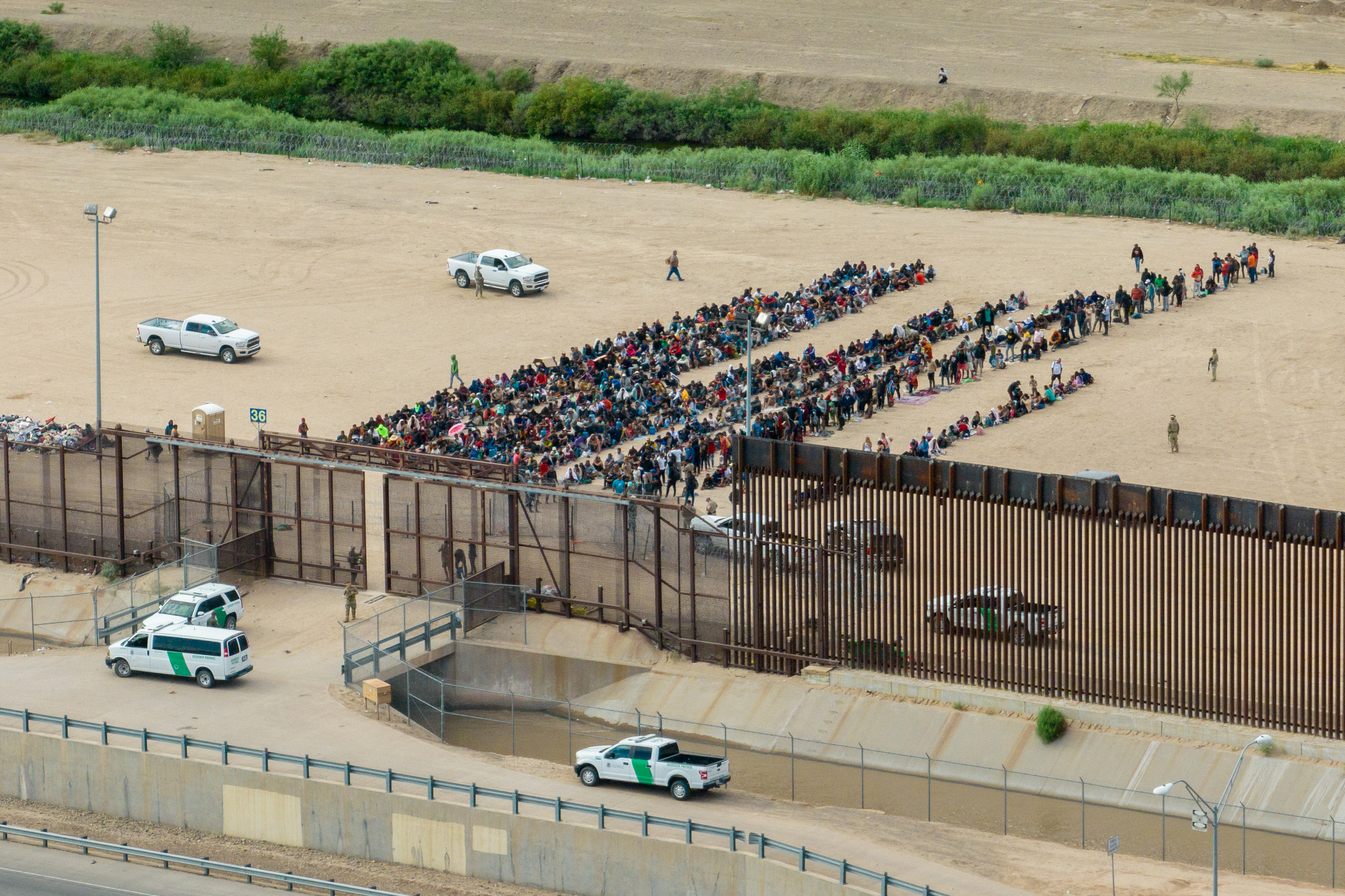 Inmigrantes esperan en Ciudad Juárez para ser procesados por CBP en El Paso, Texas, el 21 de septiembre de 2023.