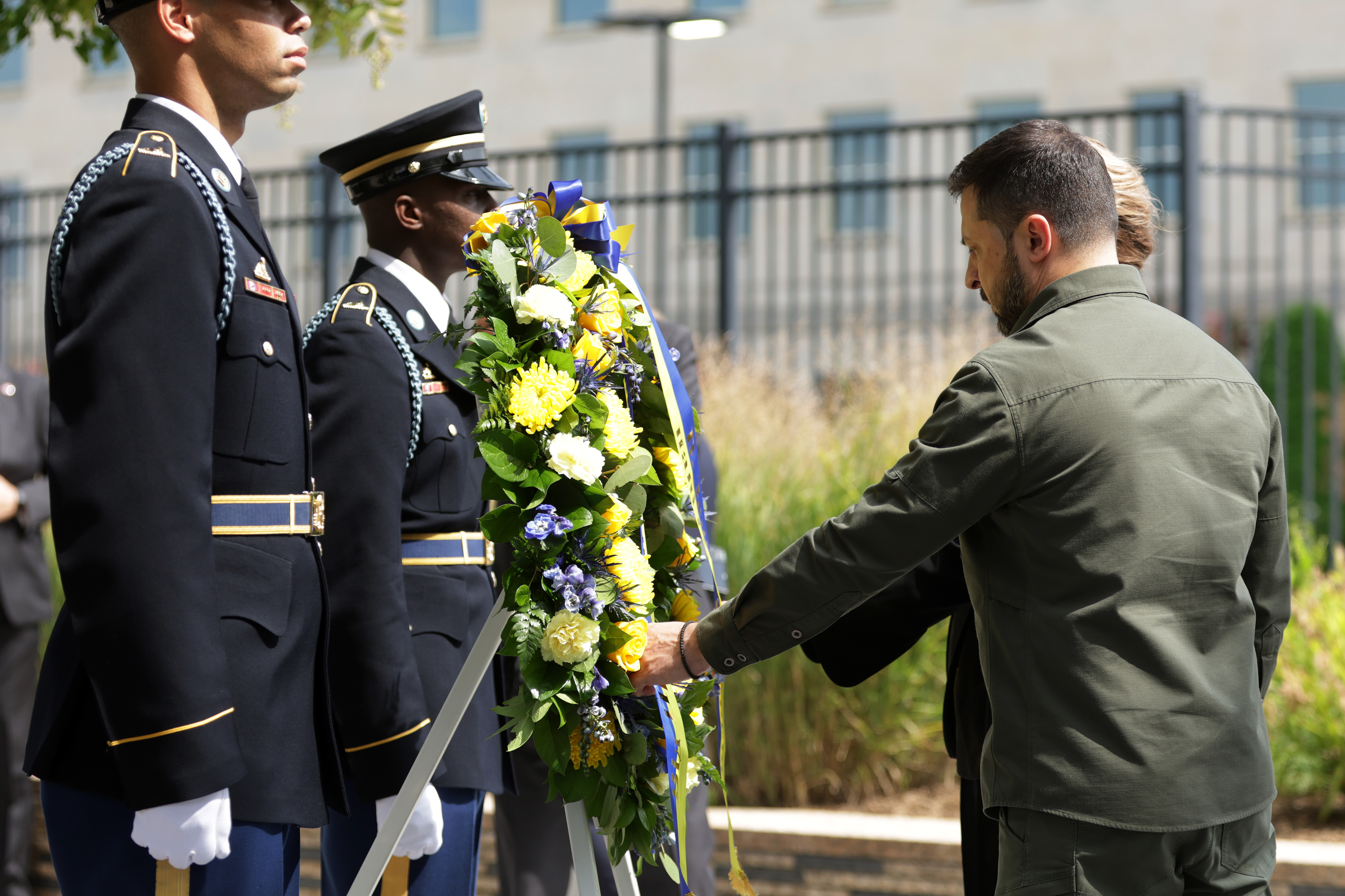 Zelensky colocó una ofrenda floral en el memorial del Pentágono para las víctimas de los ataques del 11 de septiembre de 2001.