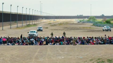 Inmigrantes esperan en México para ser procesados por CBP en El Paso, Texas, el 21 de septiembre de 2023.