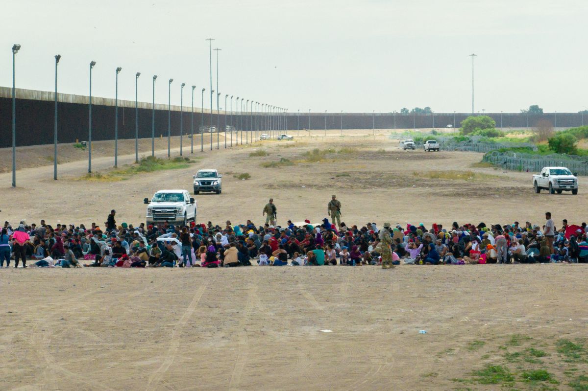 Inmigrantes esperan en México para ser procesados por CBP en El Paso, Texas, el 21 de septiembre de 2023.