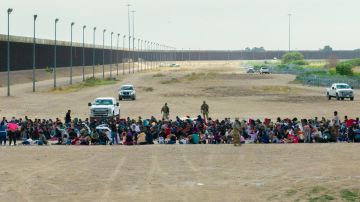 Inmigrantes esperan en México para ser procesados por CBP en El Paso, Texas, el 21 de septiembre de 2023.