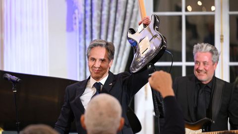 VIDEO: Secretario Blinken sorprende cantando y tocando guitarra en evento diplomático