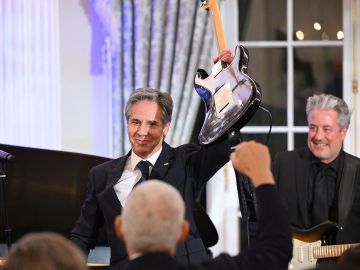 VIDEO: Secretario Blinken sorprende cantando y tocando guitarra en evento diplomático