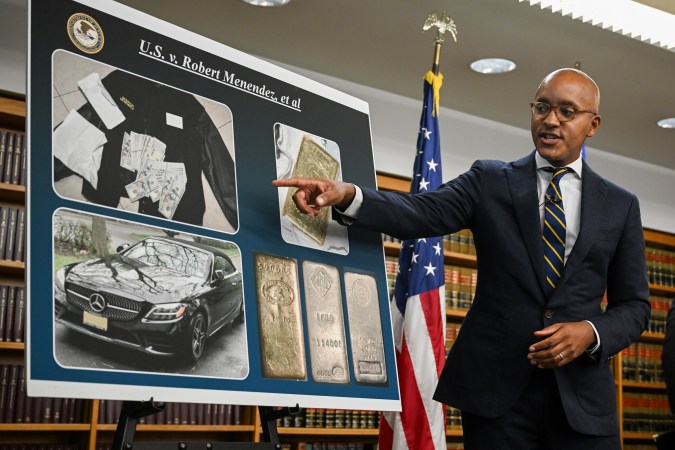 El fiscal Damian Williams, del Distrito Sur de Nueva York, dio a conocer detalles de la investigación contra Menéndez.