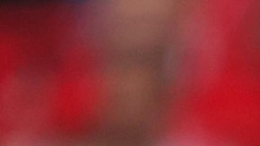 Edson Álvarez (i) disputando un balón para su equipo West Ham vs. Liverpool.