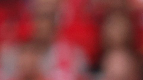 Edson Álvarez (i) disputando un balón para su equipo West Ham vs. Liverpool.