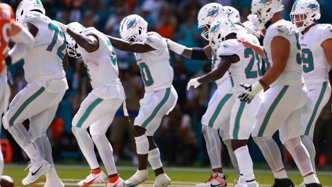 Miami Dolphins celebrando.