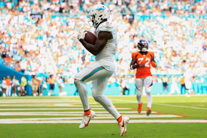 Raheem Mostert #31 de los Miami Dolphins se apresura a anotar durante el tercer cuarto contra los Denver Broncos. Foto: Carmen Mandato/Getty Images.