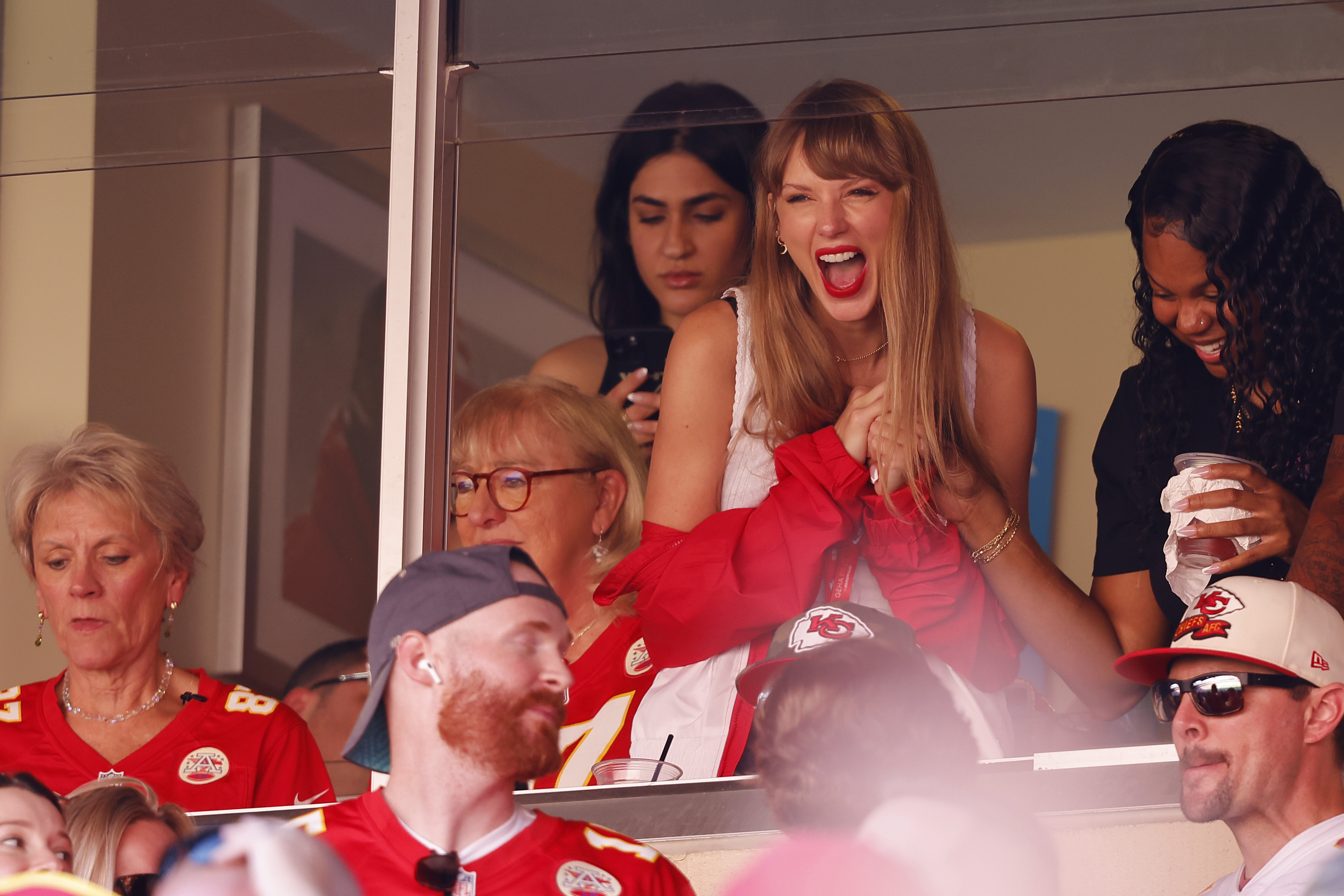 Taylor Swift reacciona durante un juego entre los Chicago Bears y los Kansas City Chiefs. Foto: David Eulitt/Getty Images. 