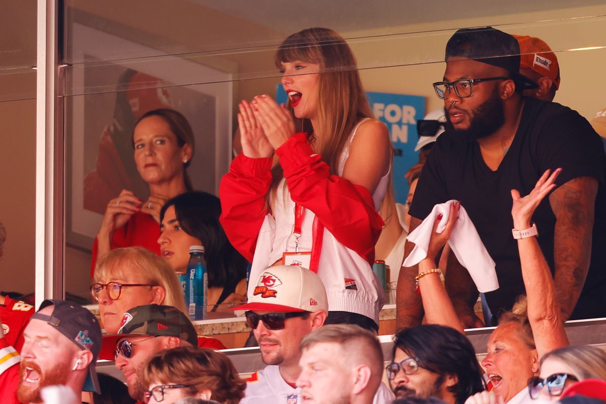 Taylor Swift observa juego de Kansas City Chiefs. Foto: David Eulitt/Getty Images. 