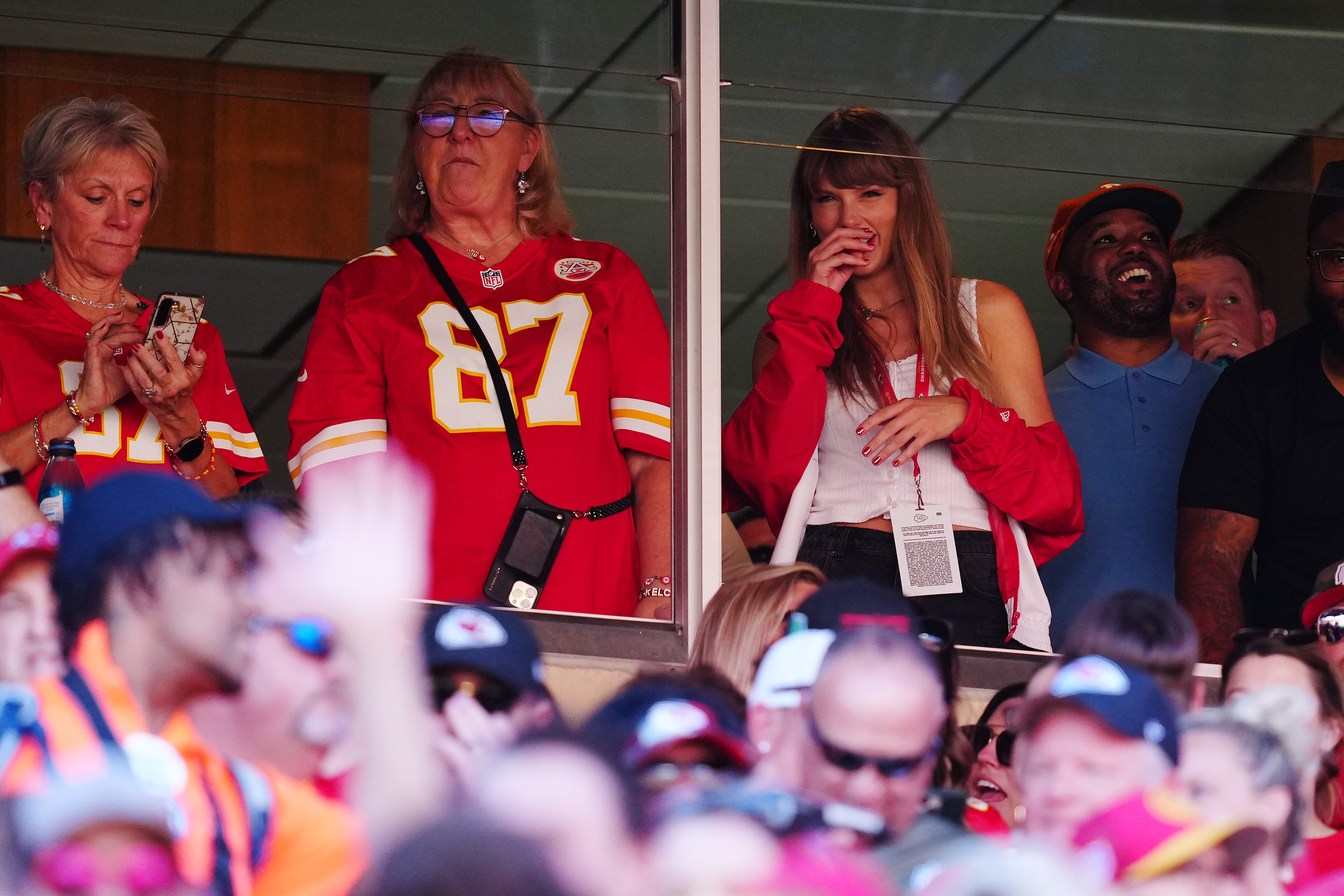Donna Kelce y Taylor Swift son vistas durante la primera mitad de un juego entre los Chicago Bears y los Kansas City Chiefs. Foto: Jason Hanna/Getty Images.  
