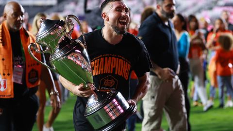 Héctor Herrera, futbolista mexicano, celebra haber ganado la US Cup 2023 con el Houston Dynamo.