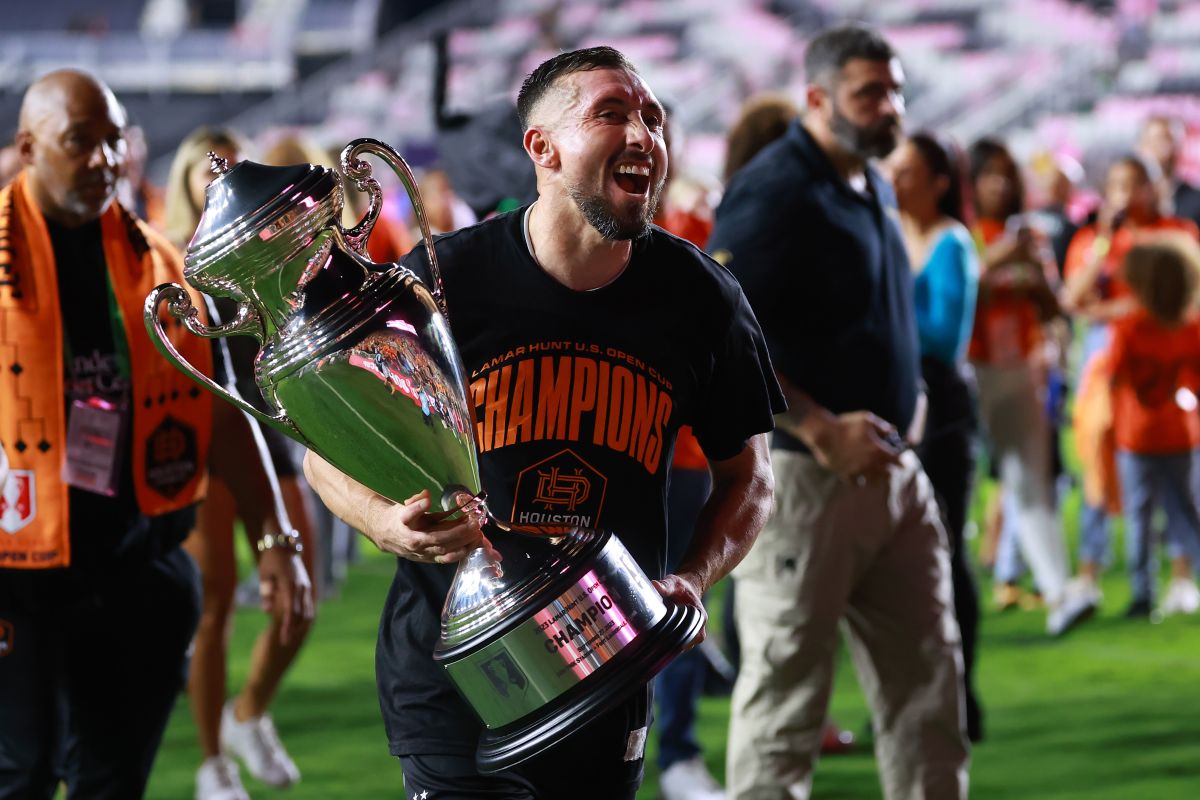 Héctor Herrera, futbolista mexicano, celebra haber ganado la US Cup 2023 con el Houston Dynamo.