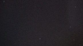 Nahuel Guzmán, custodiado por elementos de seguridad, atrapó uno de los objetos que le lanzó la afición de LAFC como respuesta a su provocación.