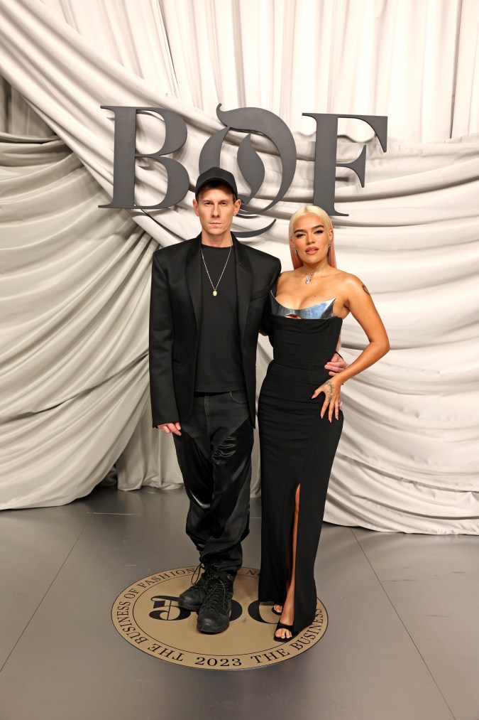 Karol G junto al diseñador Casey Cadwallader en The Business of Fashion 2023.