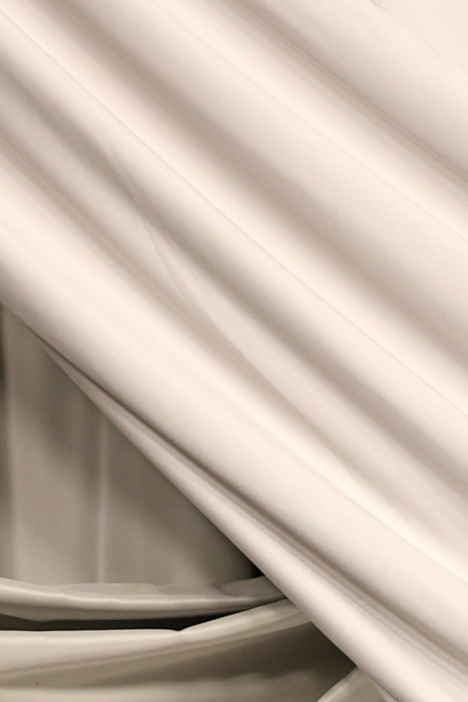 Karol G en la alfombra de la Gala BoF 2023 en París.