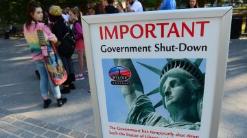 Un cartel anuncia que la Estatua de la Libertad está cerrada en Nueva York, el 1 de octubre de 2013, debido a un cierre del gobierno.