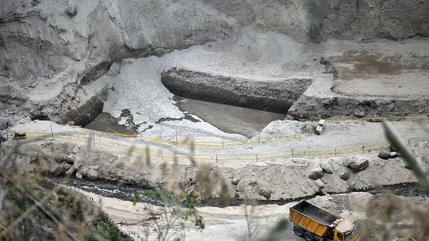 Conductor de camión volquete murió tras caer cientos de pies en un pozo de cantera con agua en Indiana